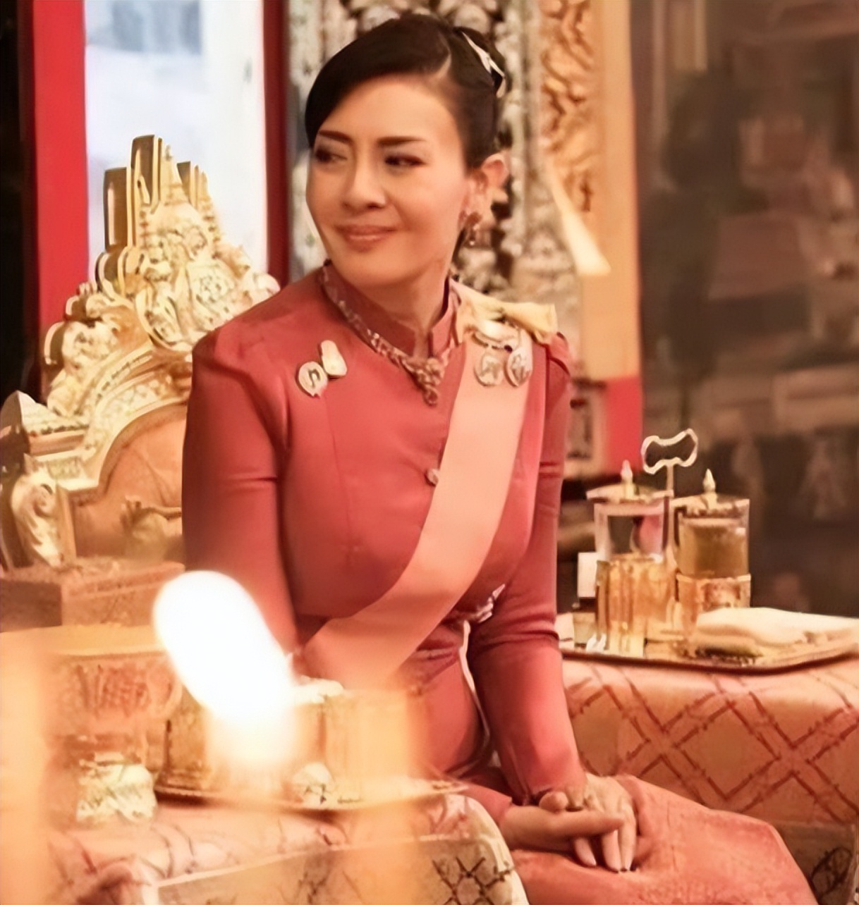 原创西拉米穿粉色泰服中分发型显嫩偏分发型成熟气质也天壤之别