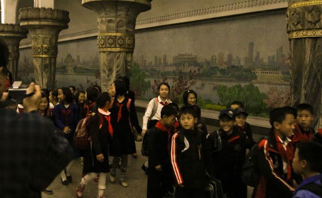 走进朝鲜地铁站，外国游客单独一节车厢，乘务员不愿搭讪