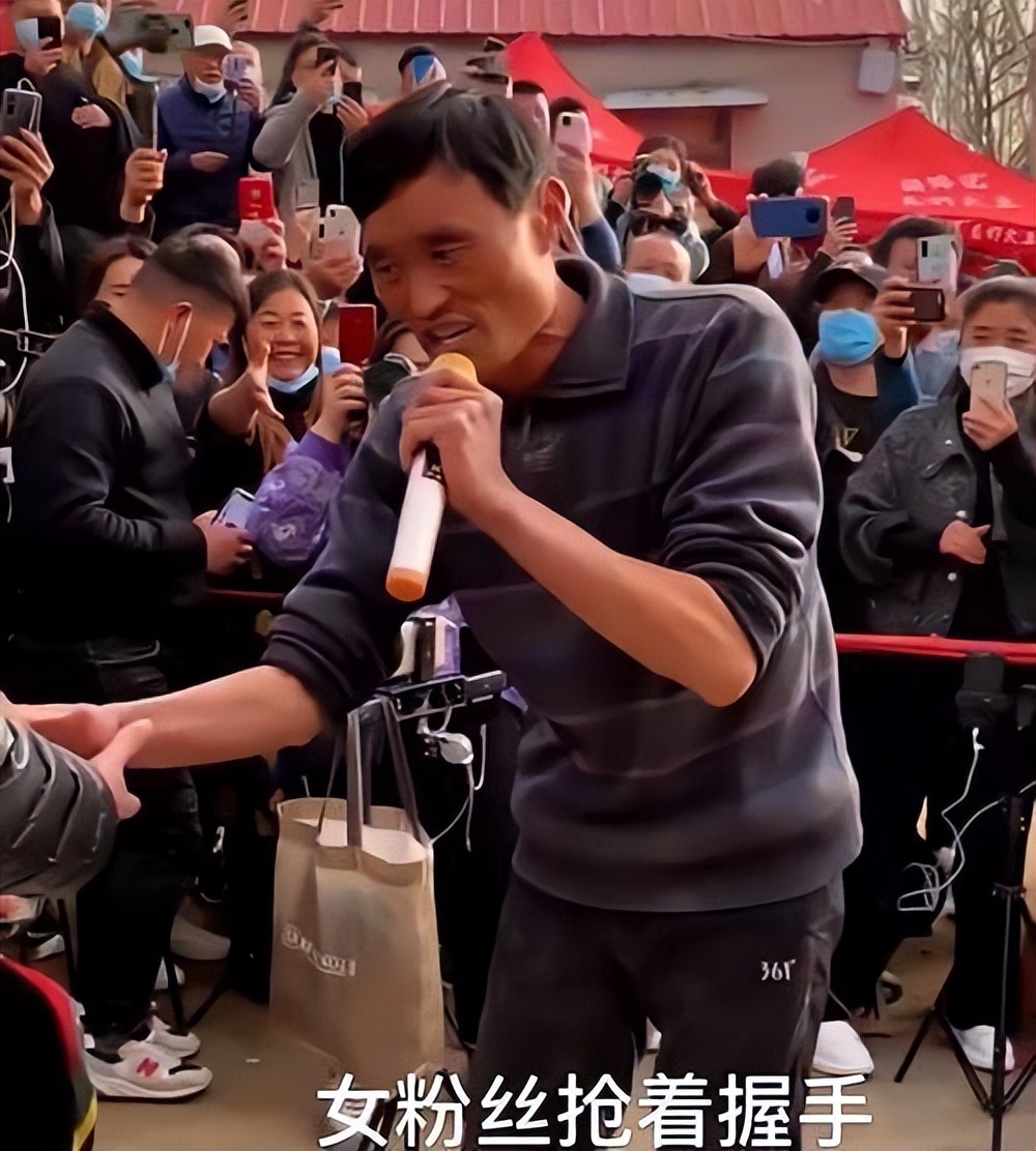 都说糟糠之妻不下堂拉面哥和女网红拍视频拉面嫂却成了局外人