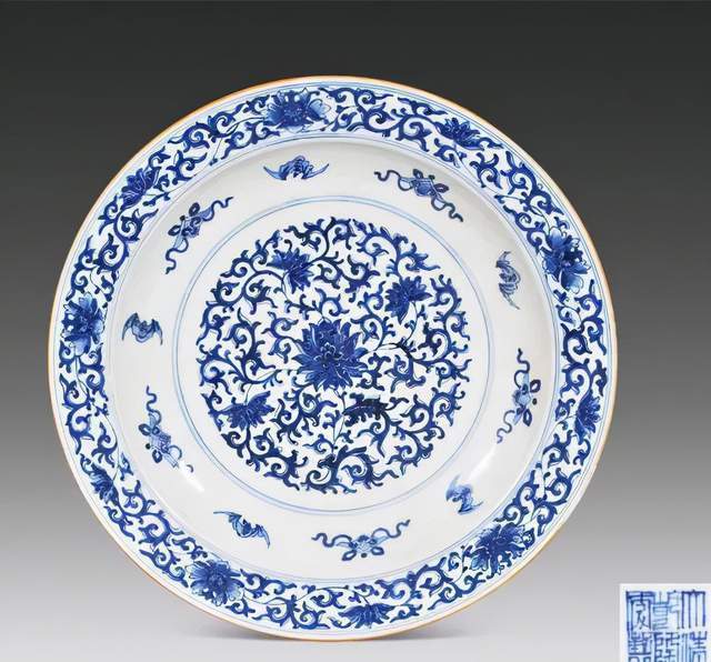 瓷器纹饰讲解清代官窑瓷器上的蝙蝠纹图案代表了吉祥