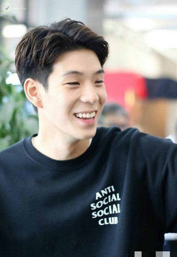 嗯哼大王和国外的男星jaylerrksnp撞脸啦,jaylerrksnp是96年出生的