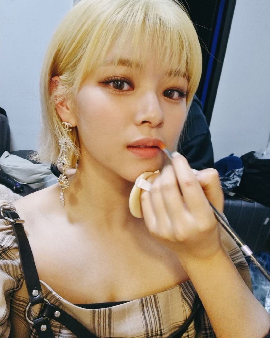 momo个人ig(momo)一连发出四张美照的momo,帅气盘坐在后台的器材上,甜