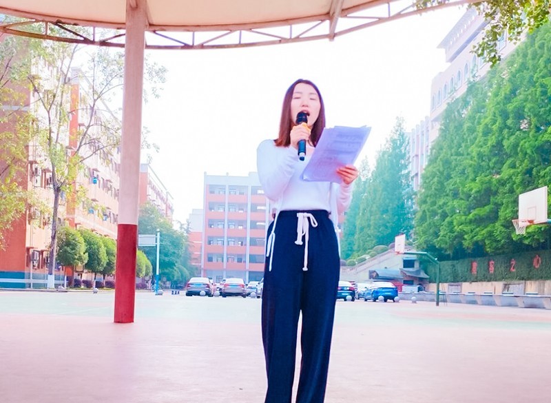 本次讲座由学工部主任叶云生主持,心理老师陈友慧主讲,全校学生参与了