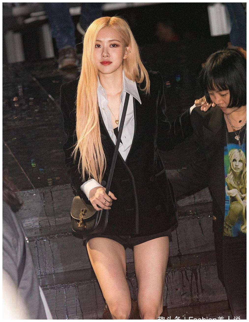 原创168cm朴彩英和164cm泫雅都是西装裙搭配长靴谁的长腿更吸睛