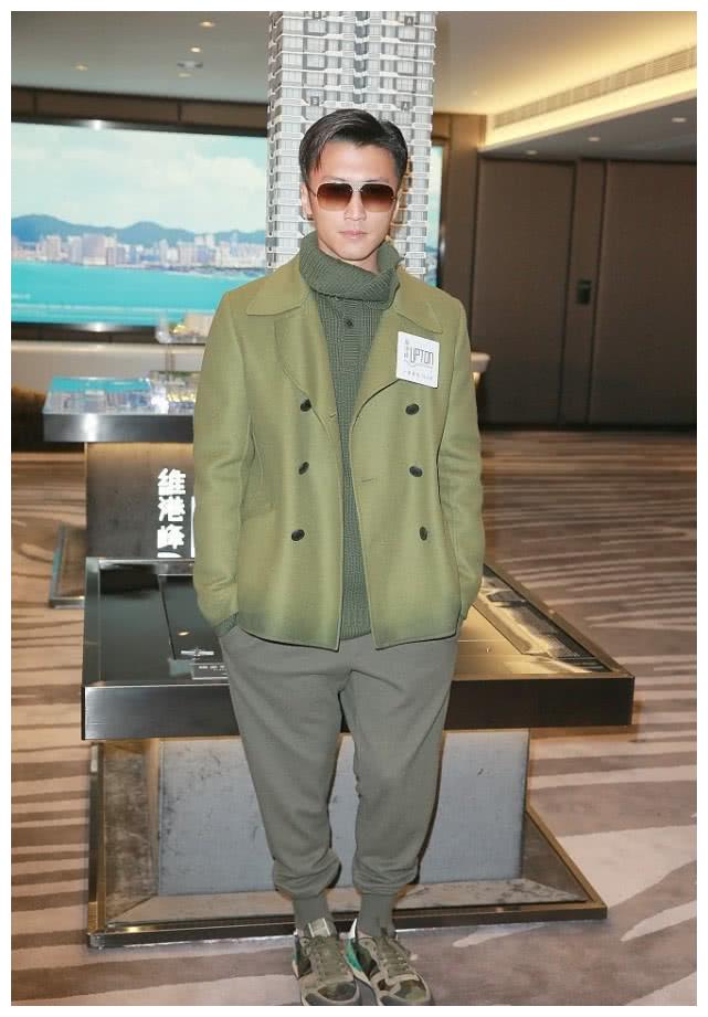原创谢霆锋外穿绿色呢大衣搭一条小脚裤手插口袋凹造型很有范