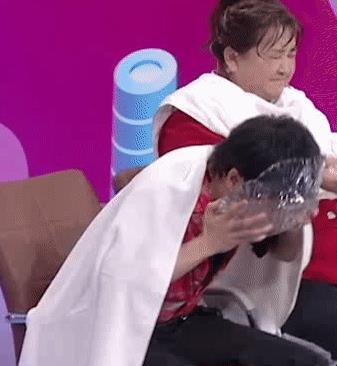 《王牌》华晨宇喝水躲惩罚,被沈腾偷袭后兴奋还击,关