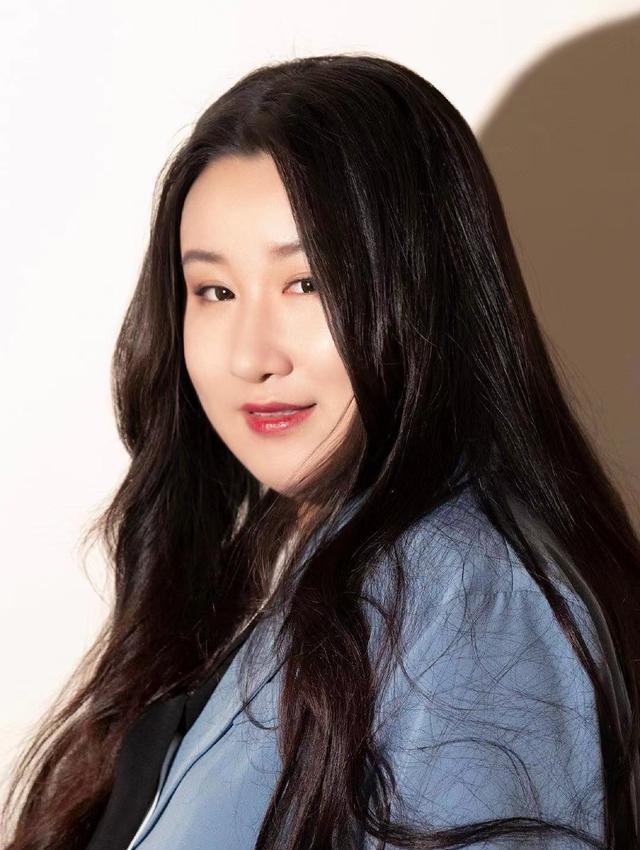 锤娜丽莎真是宝藏歌手,大家都被她征服,自信和实力很重要_表演_歌声