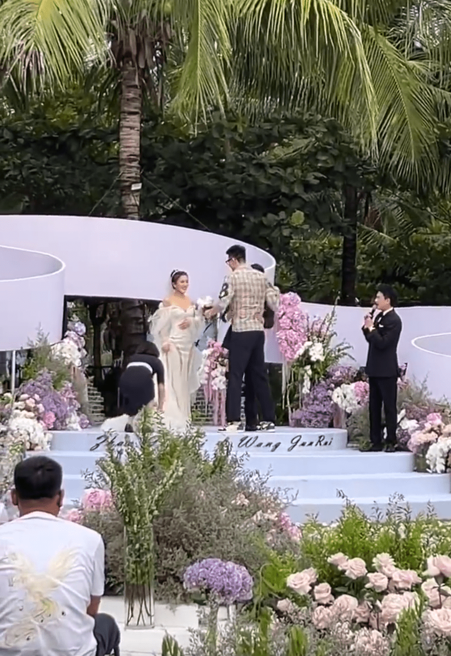 竞争激烈赵继伟夫妇婚礼扔手捧花张镇麟付豪高高跃起金金抢到花