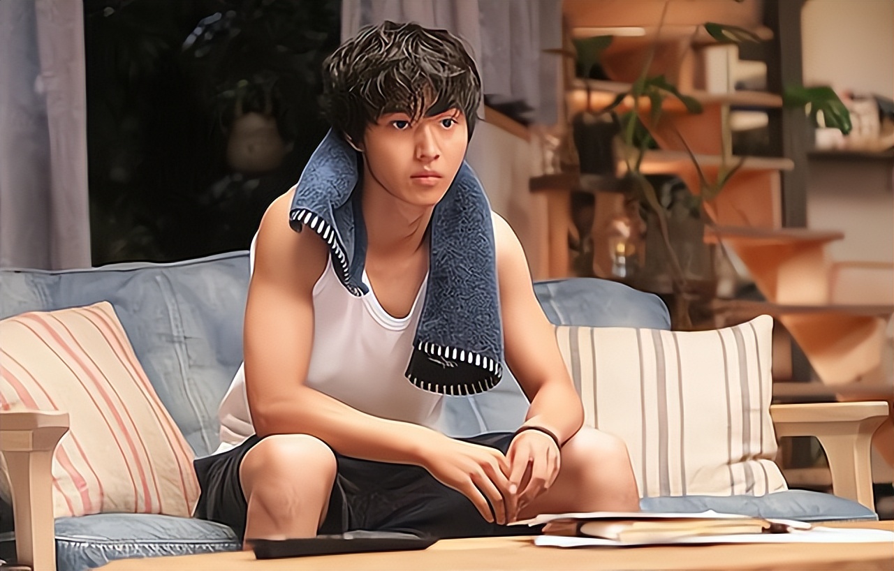 里,张淼和冯磊的联系越来越勤了,俩人经常会约时间出去吃饭,看电影,而