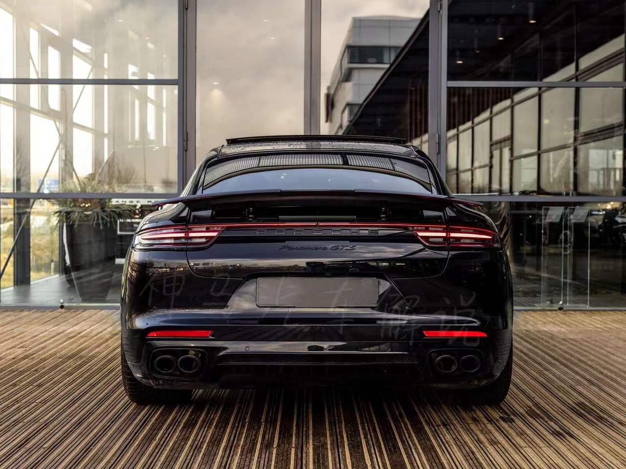 在车辆的内饰部分,这款gts版本的保时捷帕拉梅拉出行提供了最新样式的