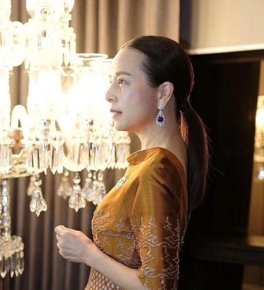 55岁华裔富婆晒写真 她因酷似西拉米而被泰王关注 忙卸妆婉拒 伍伦 王室 拉玛