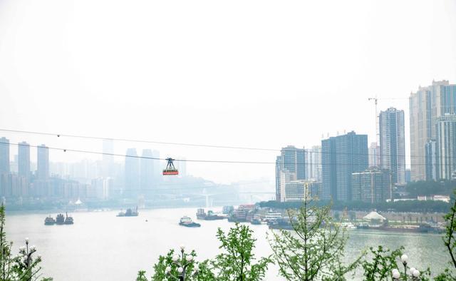 重庆有个魔幻景区，有空中公共汽车的美誉，能欣赏到山城另类的美