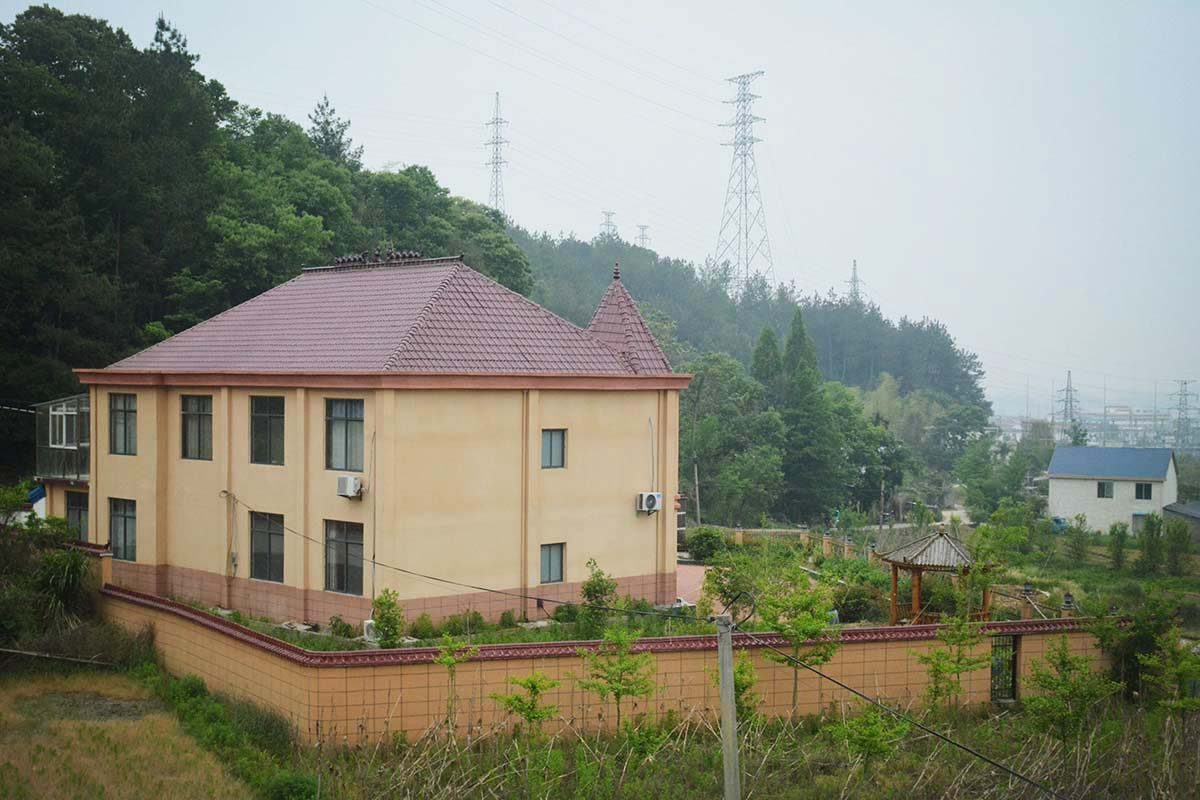 山村村民勤俭节约,却建起"豪华别墅",看为啥不居住