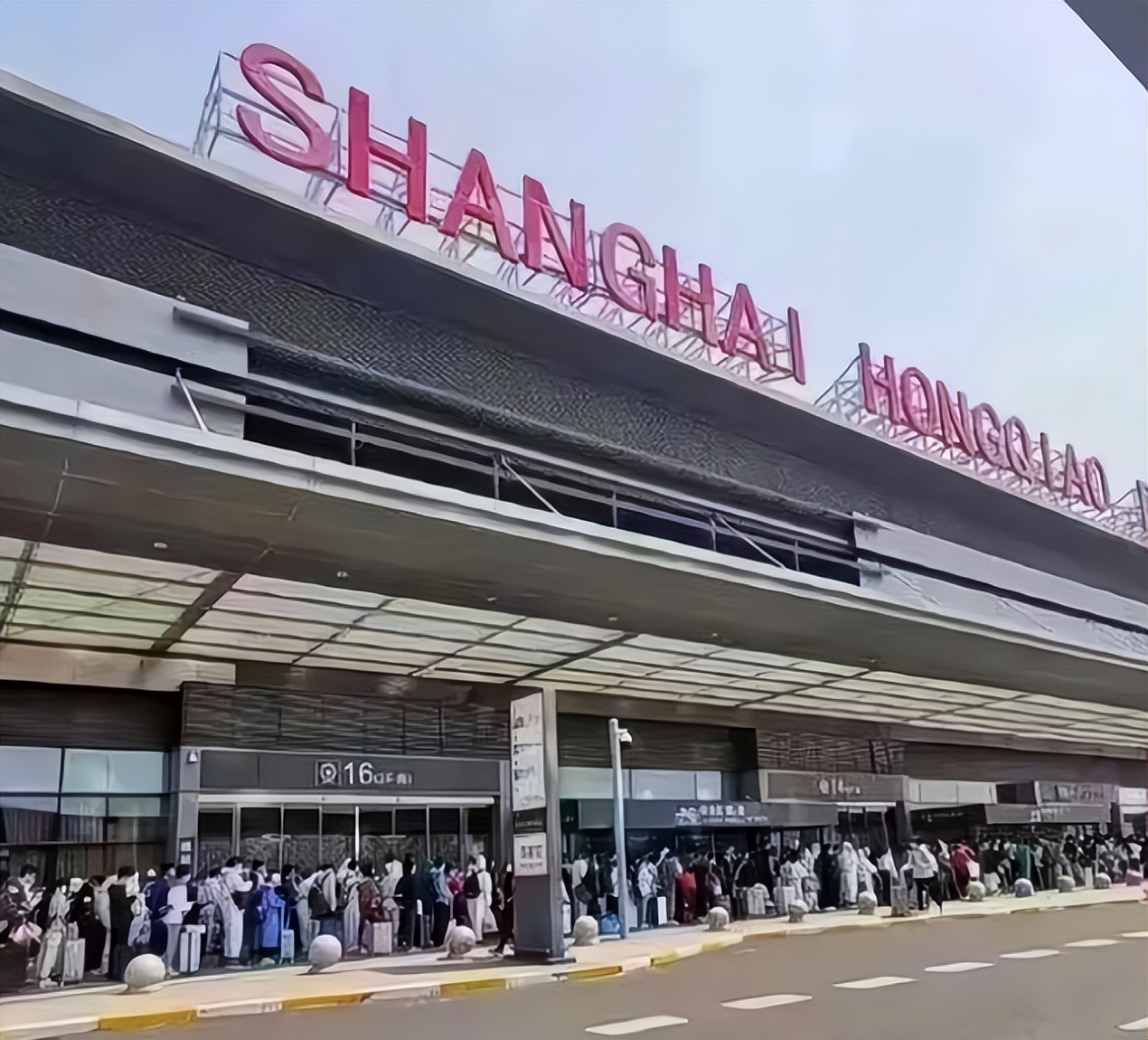 “多一天都不想待”，上海火车站挤满返乡人群，毕业生该何去何从