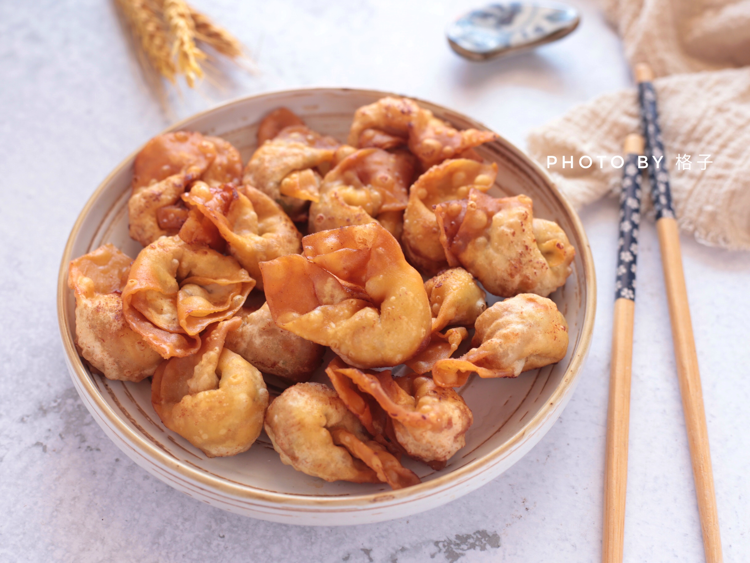 今天就分享到这里啦,这道香炸小馄饨大家喜欢么?