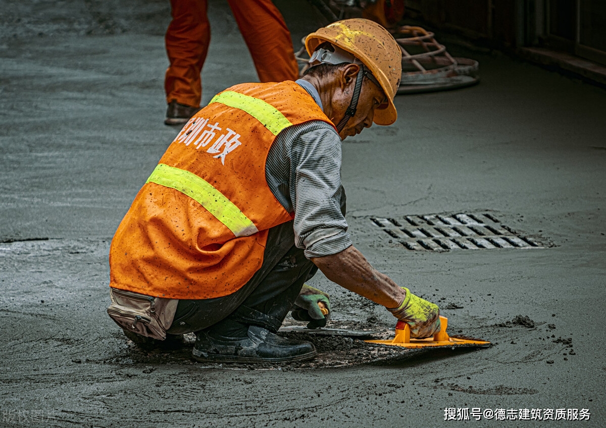 心酸建筑工地大龄农民工染发伪装得更年轻去打零工