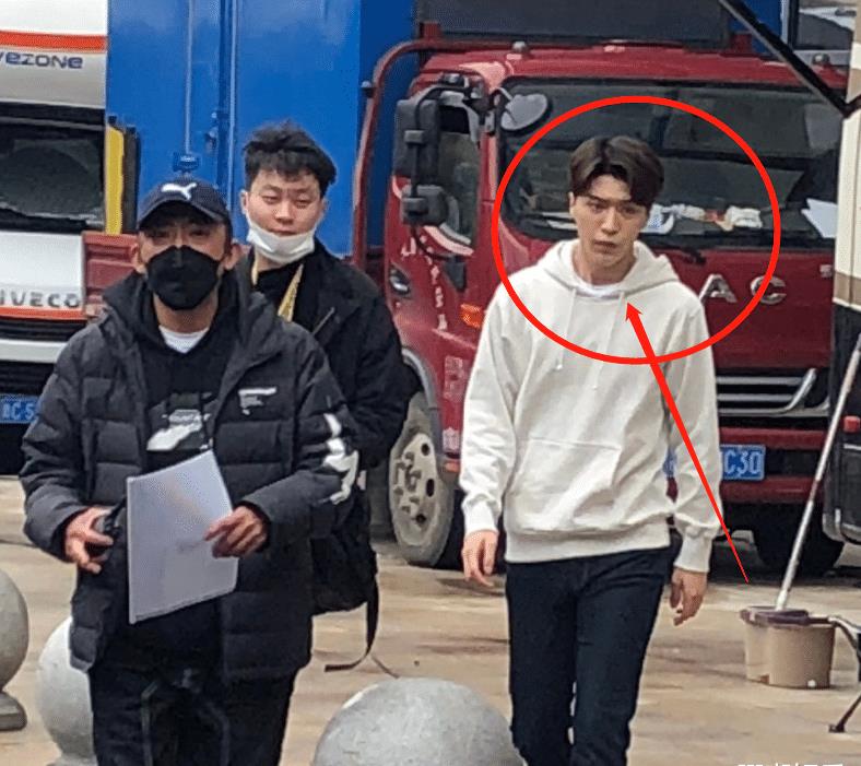 原创曾少年路透曝光范丞丞张一山现身医院关晓彤留齐刘海却成亮点