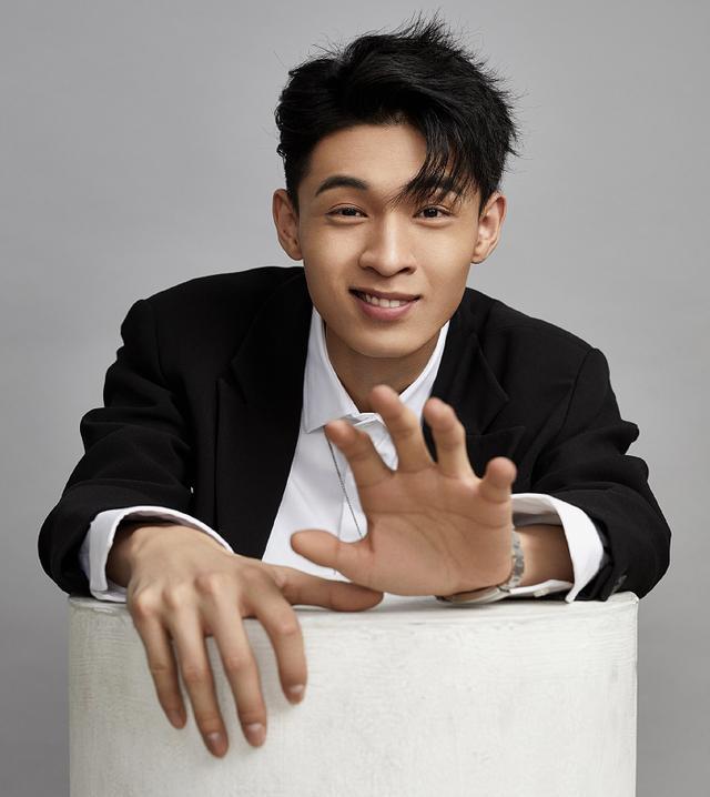 原创秦霄贤网红艺术家身份颠覆杂志首封超霸气可惜长了张嘴