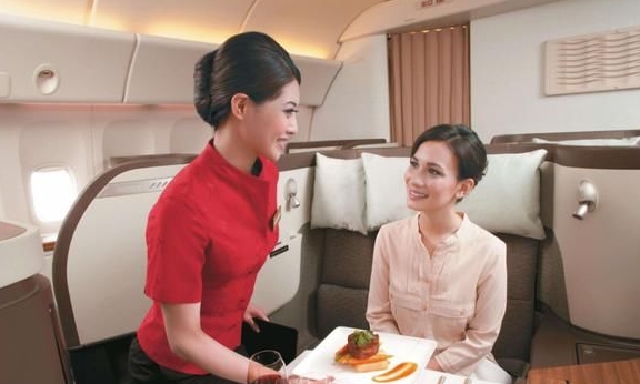 日本空姐是这样招待头等舱乘客的，有些做法，我们难以想象