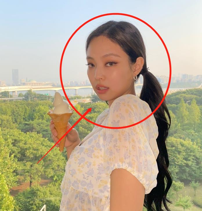 原创jennie晒春游照素颜出镜露又纯又辣她的发际线却令人堪忧