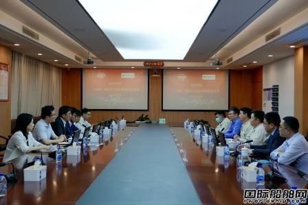 5月18日,南通中远海运船务与鹏瑞新能源(南通)有限公司签订了"兴鹏"轮