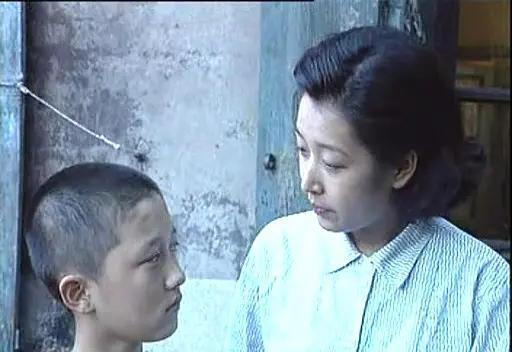 主演了自己的第一部电视剧《年轮》,并一人分饰两角