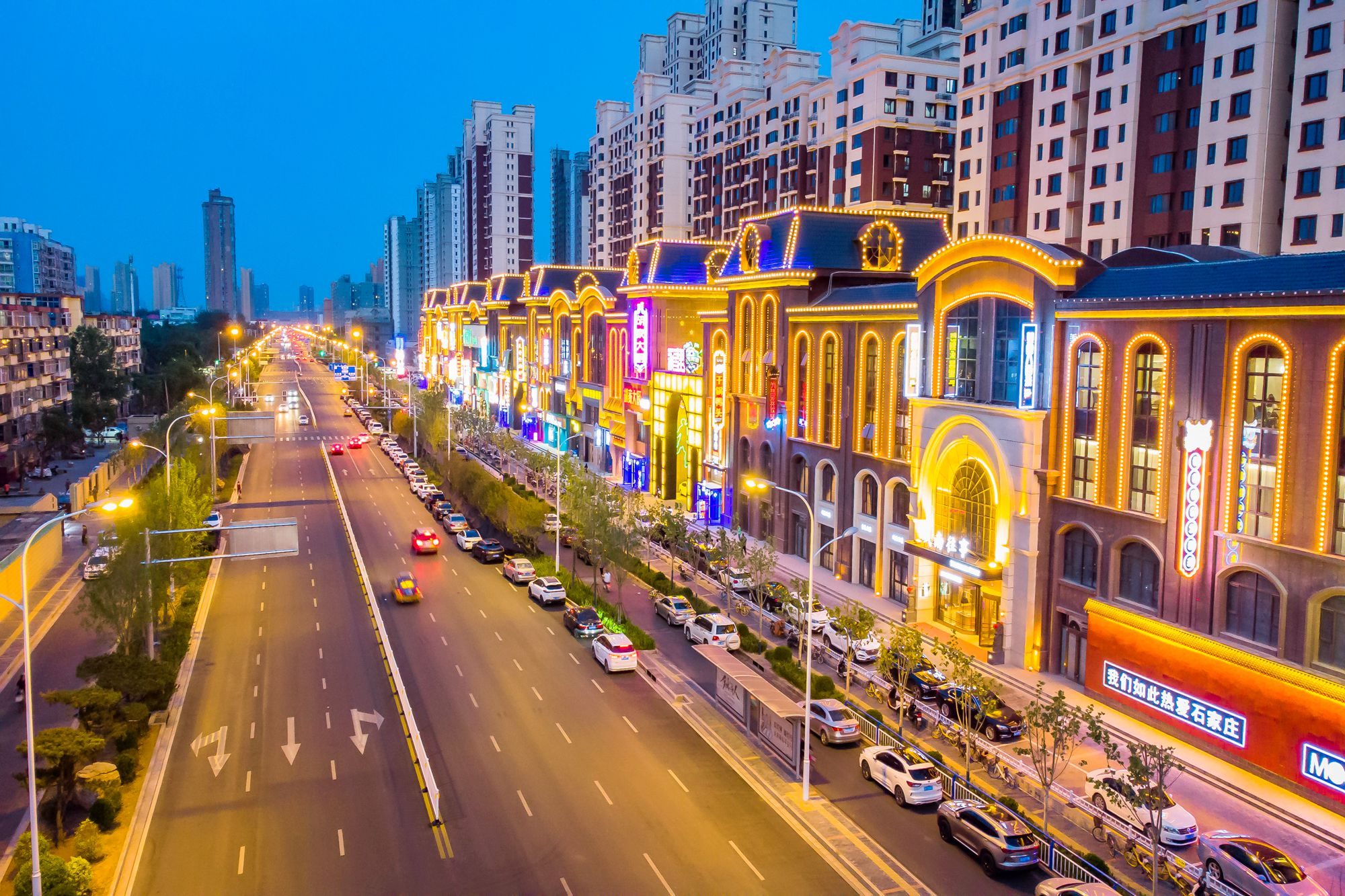 石家庄有一座以足球为主题的网红街区,夜色如画,仿佛穿越到民国_永昌