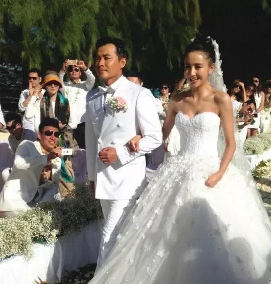 刚生下儿子朵朵不久,陈思诚被拍到和李纯传绯闻.