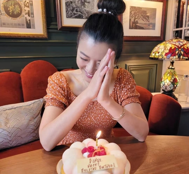 原创港姐陈茵媺否认怀第四胎照片肥胖是角度问题此前曾四年生三娃