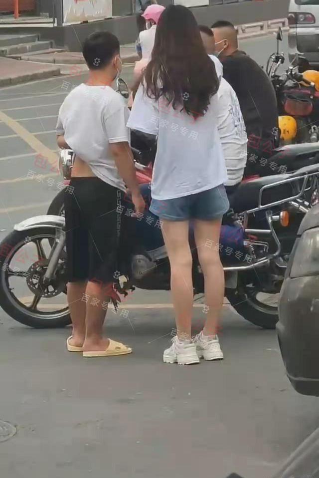 广州：情侣坐摩的价格低没人拉，女子一声“靓仔”，师傅拉起就走