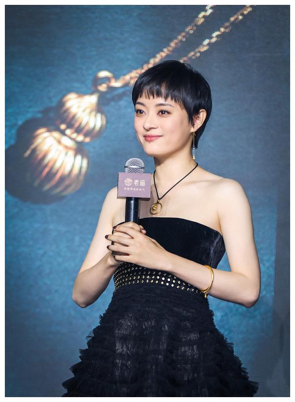 原创孙俪终于优雅一次穿黑色抹胸蛋糕连衣裙配长耳环美得不像话