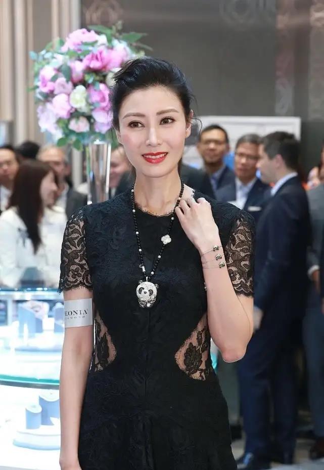 李嘉欣黎姿两大美人媲美 同是豪门阔太气质高雅 看不出是70年的 粉紫色