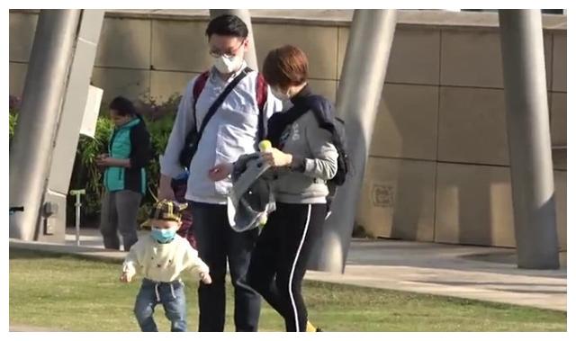 陈冠希前女友近照曝光 40岁陈文媛穿着低调皮肤细嫩 已是孩子妈 服装 衣服 粉红色