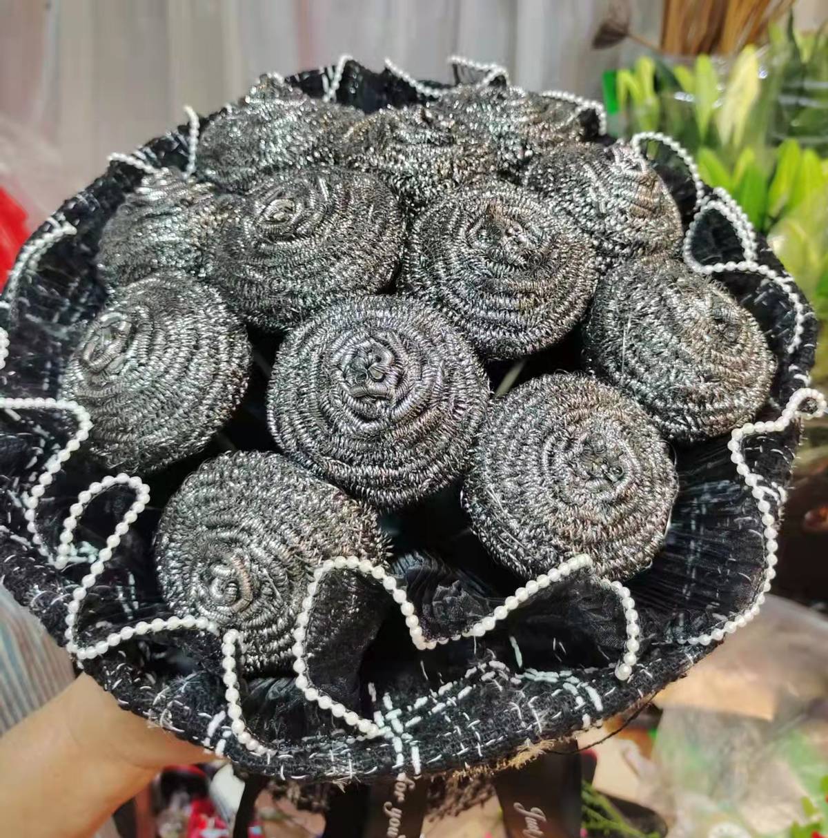 "5·20"鲜花市场:钢丝球花束,香烟花束演绎"来自郑州的浪漫"_包装