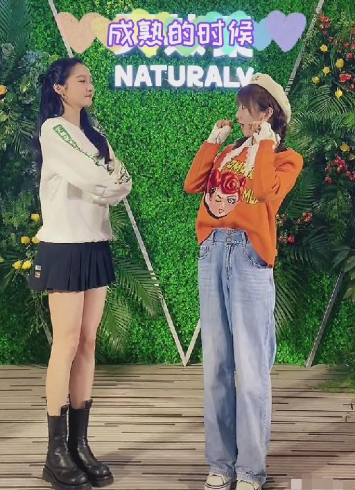 原创关晓彤穿短裙与网红跳舞却忘开长腿特效看清腿长对比我懵了