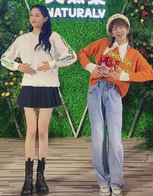 原创关晓彤穿短裙与网红跳舞却忘开长腿特效看清腿长对比我懵了