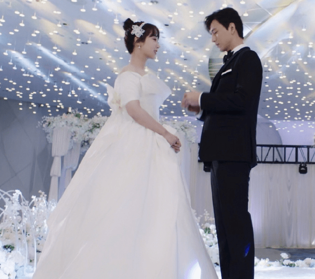 明明她的手臂很纤细,可唯独肩膀就是瘦不下来,反而看起来有种"高大壮"