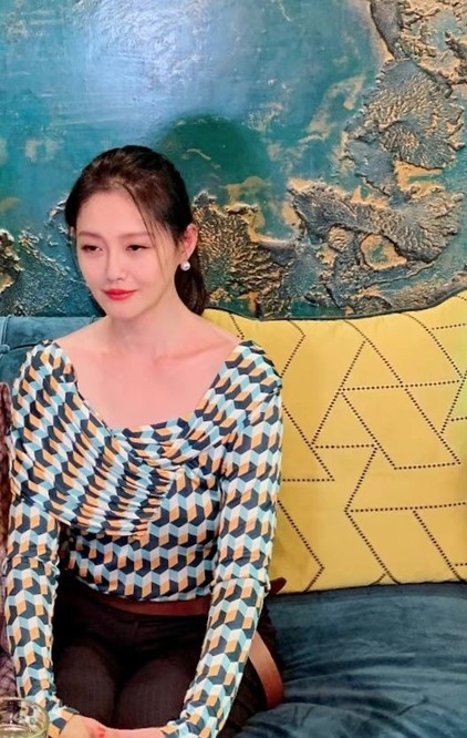原创大s这回勇敢了穿低领装高调晒具俊晔同款纹身笑容满面似热恋