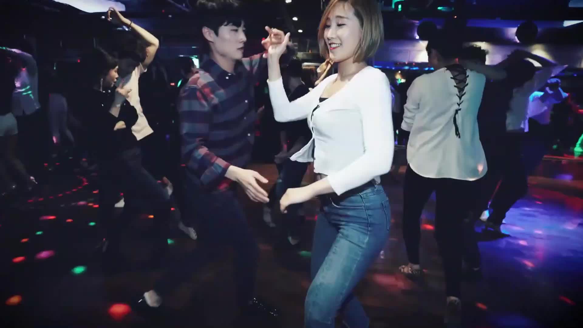 金砂舞厅这交谊舞跳的看着就离谱不过这是我最喜欢的微胖小姐姐