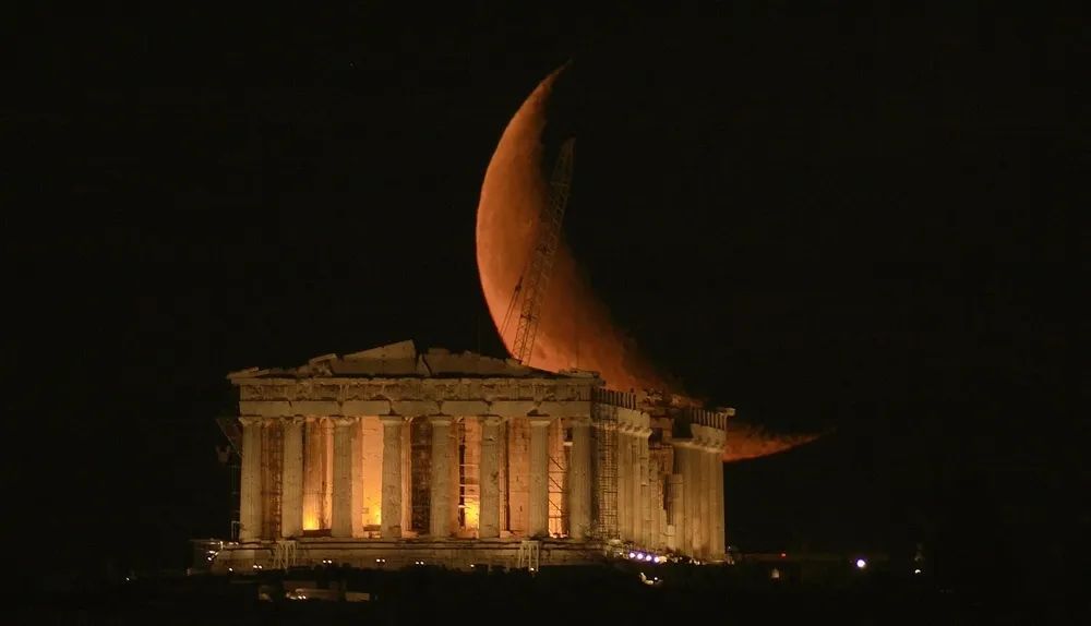 希腊的别样浪漫，波塞冬神庙升起巨大圆月