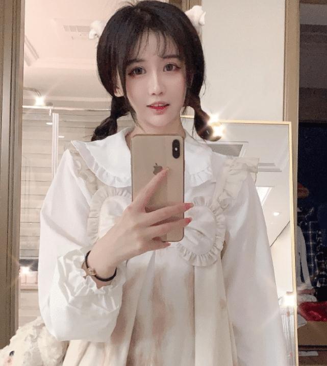 杨清柠真实身材藏不住了,穿上学生装后像40岁大妈