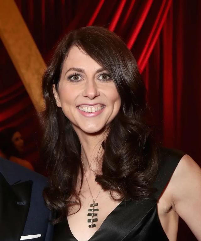 跟世界首富分手两年后,她嫁给了一名化学老师_麦肯齐·贝索斯_亚马逊