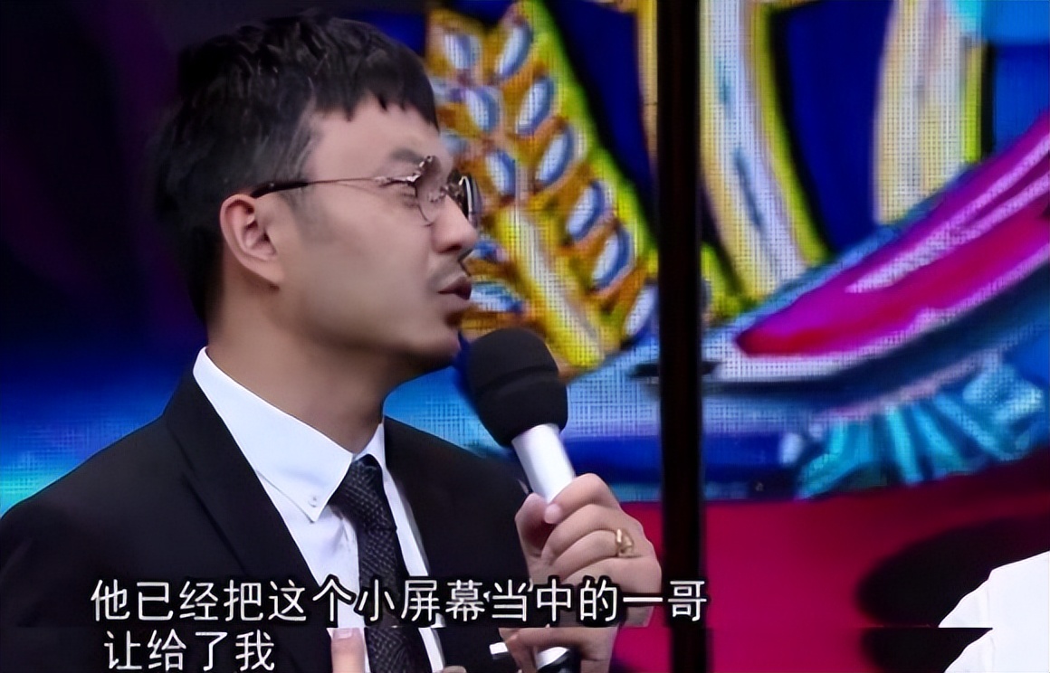 芒果台高层聚会!副台长汪涵腿夹手机跷二郎腿,何炅端坐似学生