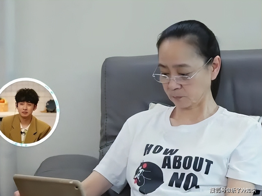 原创62岁刘雪华素颜出镜被怼脸拍穿白t恤无惧皮肤下垂自然老去真美