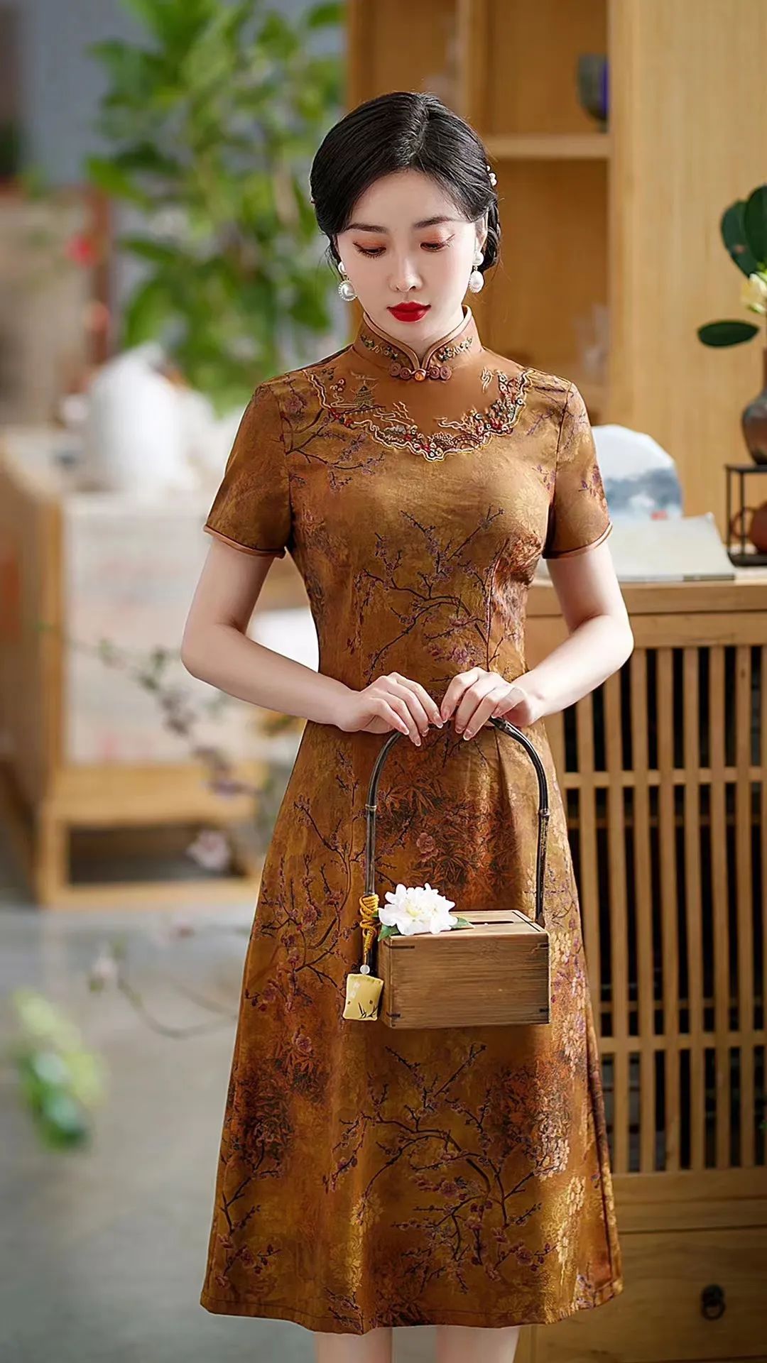 常穿旗袍的人会怎么讲旗袍礼仪,有这几点你就会穿的很得体!