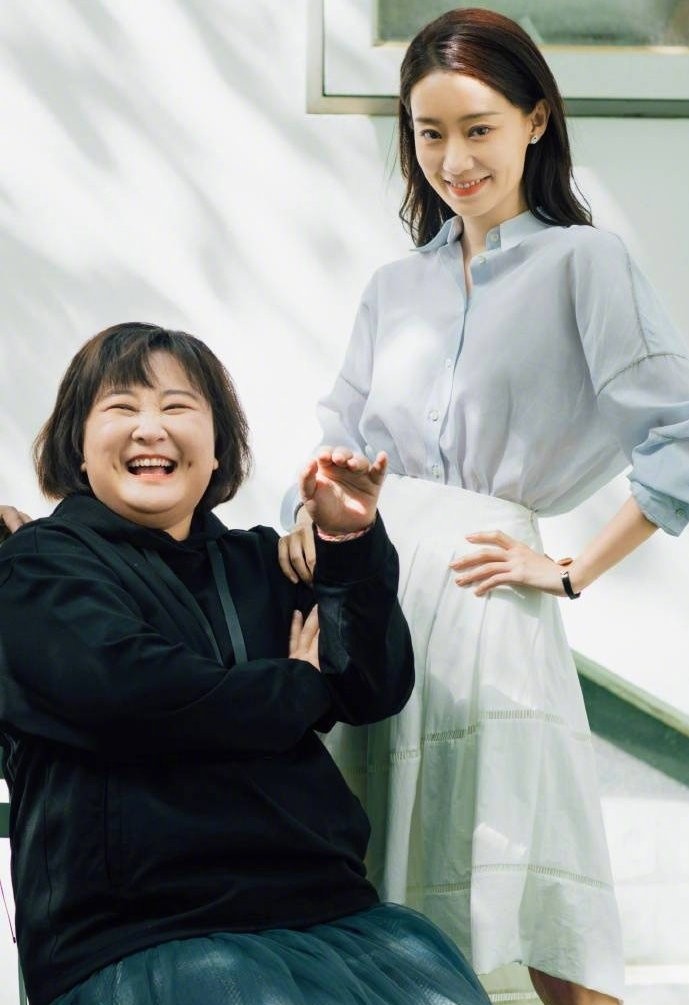 原创张小斐为贾玲庆生称其是重情义的姐姐不久前还帮她回老家扫墓