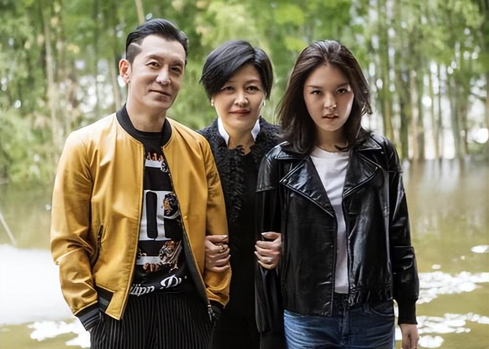 的孩子具有基因优势,法麦图也完美继承了父亲李咏和母亲哈文的长处