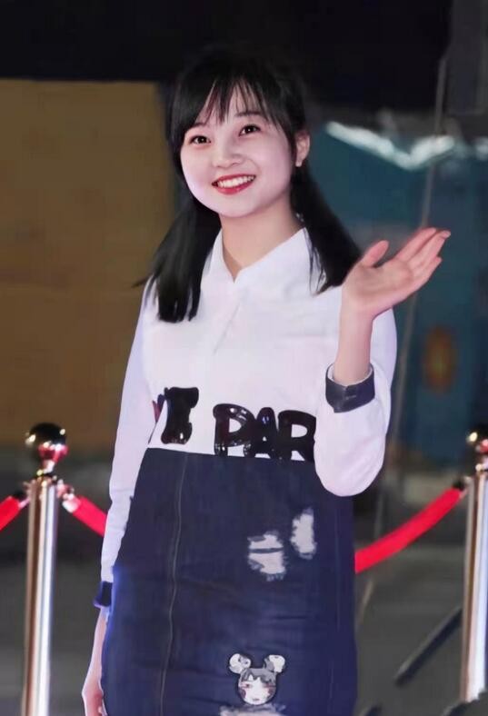 原创林妙可20岁的年龄50岁衣品穿直筒裙没曲线整个人看起来很壮实