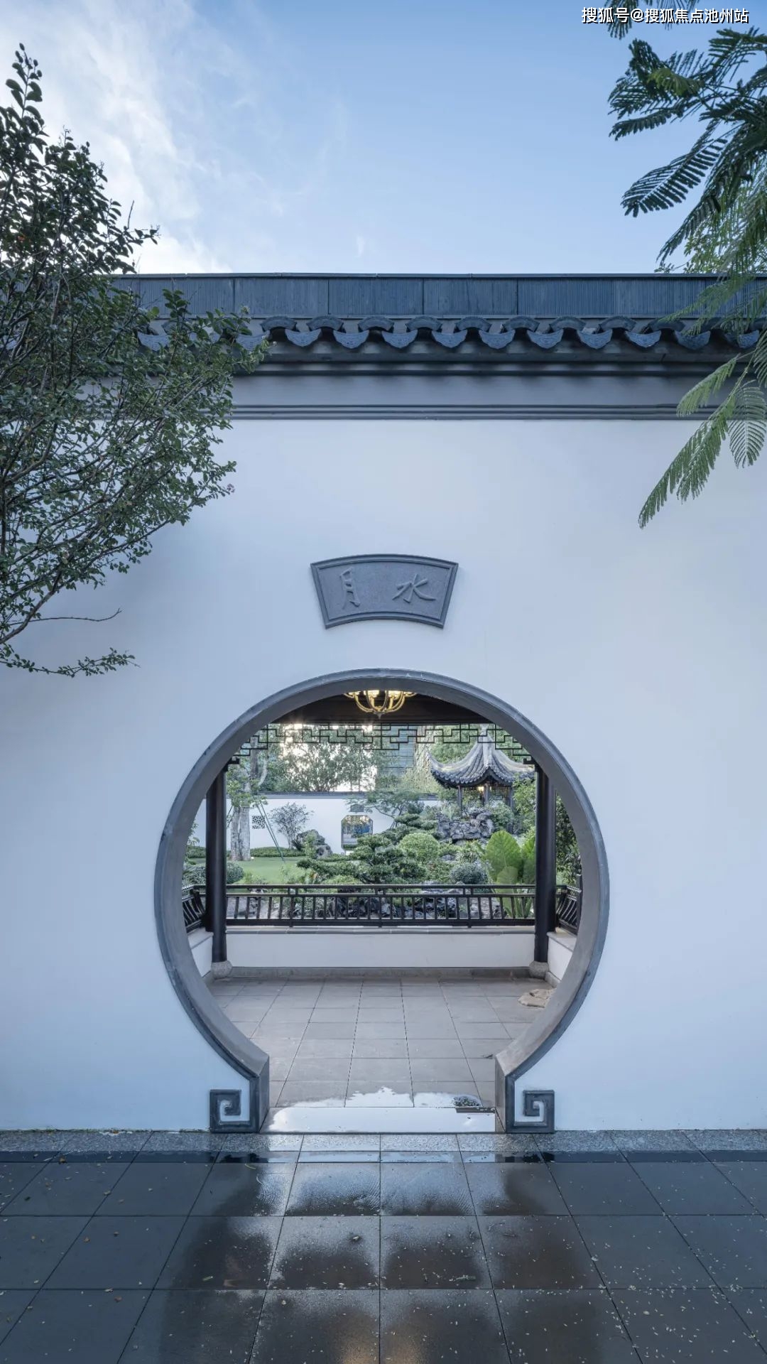 花木等景色"嵌"在门框中,漫步在石板路上,犹如欣赏一幅白墙上的风景画