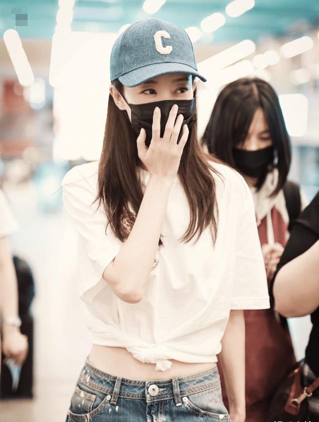 原创张小斐新时尚大片曝光简约穿搭知性优雅她的腰围却太吸睛了